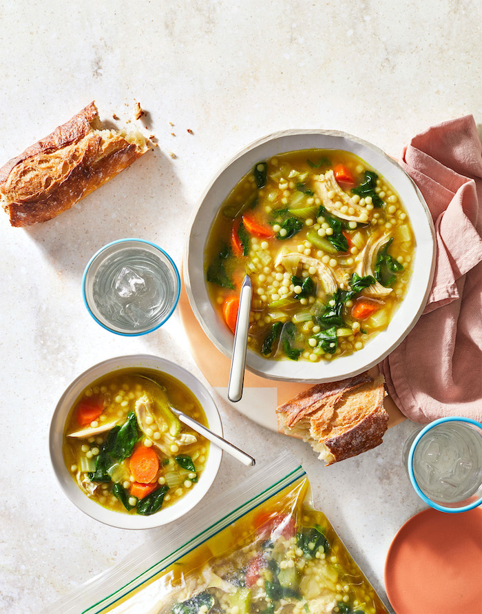 sopa con vegetales y cus cus, ideas de platos con pollo ligeros y saludables, cenas ligeras y sanas para comenzar el dia 