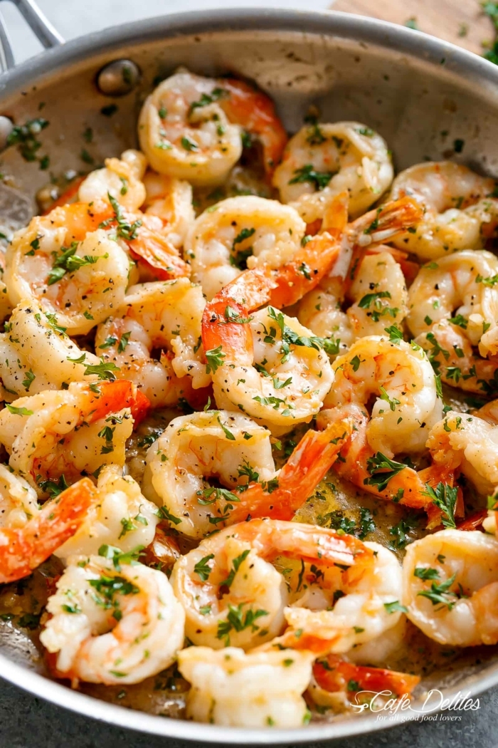 calamares con ajo y perejil, ideas de cenas faciles y sanas con recetas paso a paso, ideas de cenas saludables 