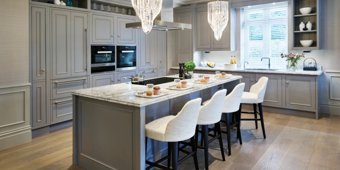 cocinas decoradas en blanco y gris, ideas sobre como decorar una cocina moderna, decoracion de cocinas en colores modernos