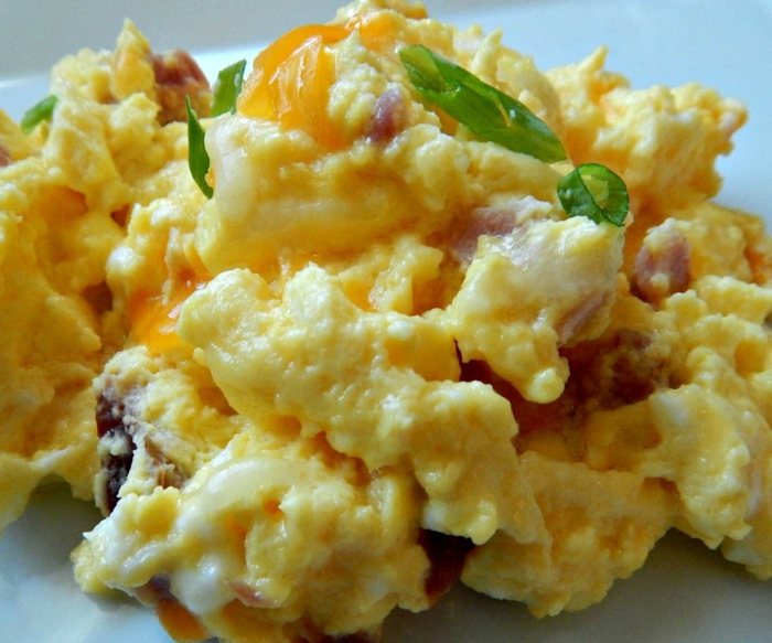 huevos revueltos con jamón, ideas de cenas saludables y nutritivas para estar en forma, recetas rápdias y saludables 
