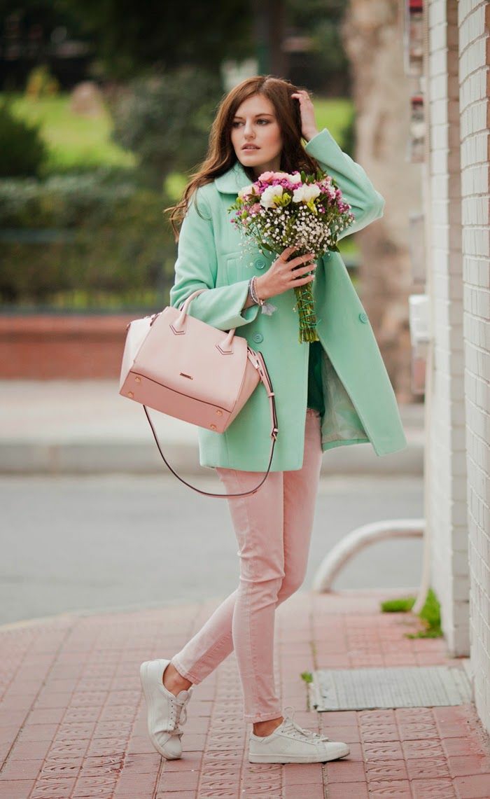 hermosas combinaciones de colores, pantalón color rosado combinado con un abrigo color verde menta y bolso en color rosa 