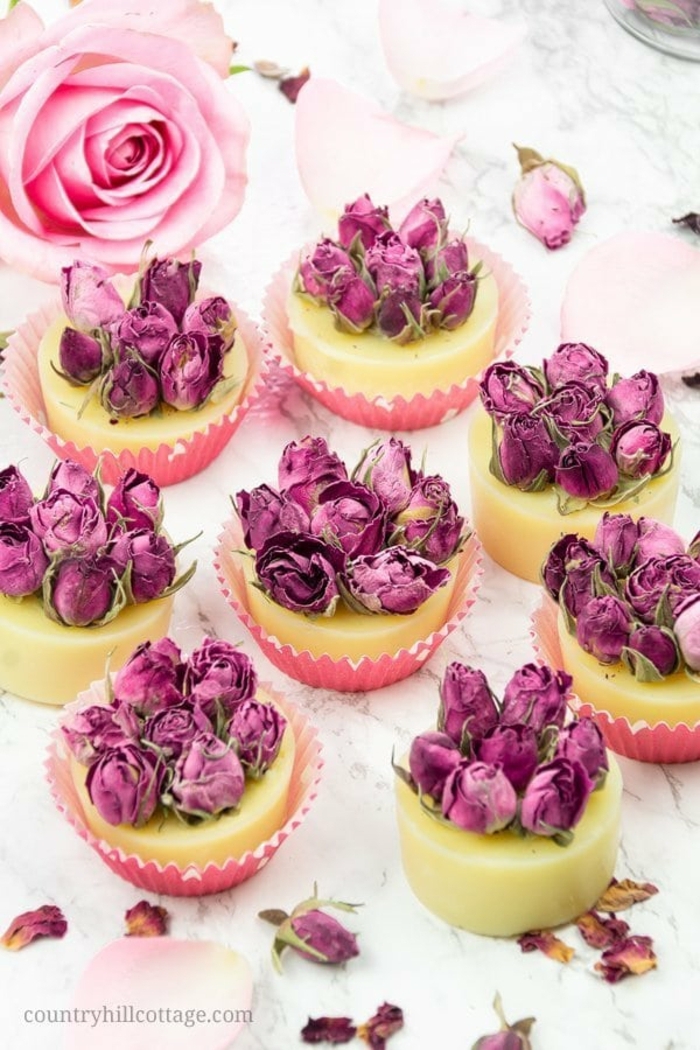 jabones DIY decorados con mini rosas secas en color rosado, fantásticas ideas de regalos de cumpleaños originales