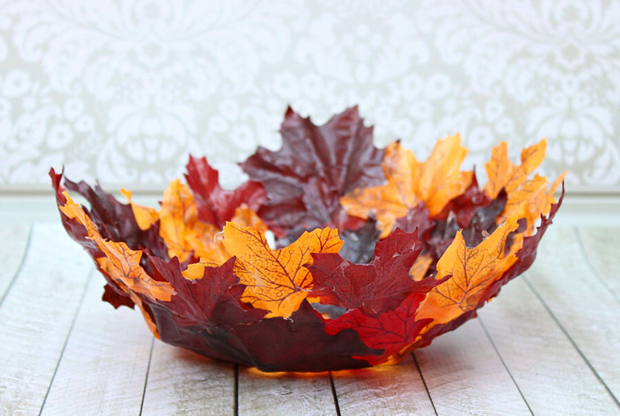 preciosas ideas de objetos decorativos DIY para el otoño, recipiente de hojas secas, manualidades hojas de otoño 