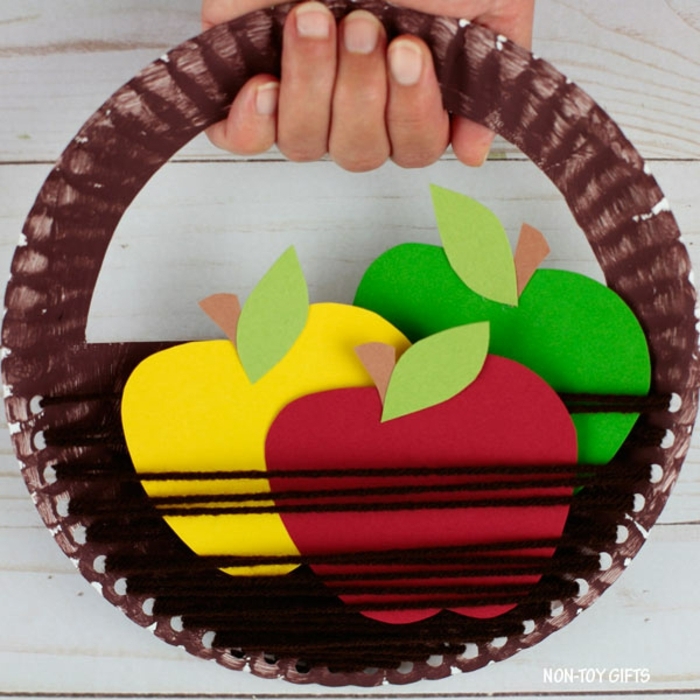 excelentes ideas de manualidades para niños de 3 a 5 años, cesta DIY hecha de plato de plástico reciclados 