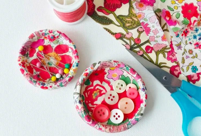 ideas de regalos manuales útiles para regalar a tu abuela, preciosos detalles DIY decorados con motivos florales, regalos caseros DIY 