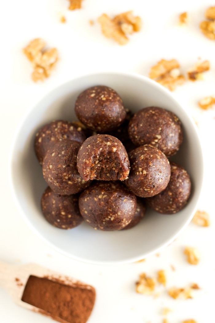 las mejores ideas de postres veganos para preparar en media hora en casa, bolas de cacao y chocolate negro con nueces 