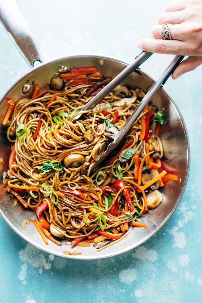 comida asiática con noodles, recetas de cocina asiática, pasta con hongos y verduras, pimientos rojos, ideas para bajar de peso 