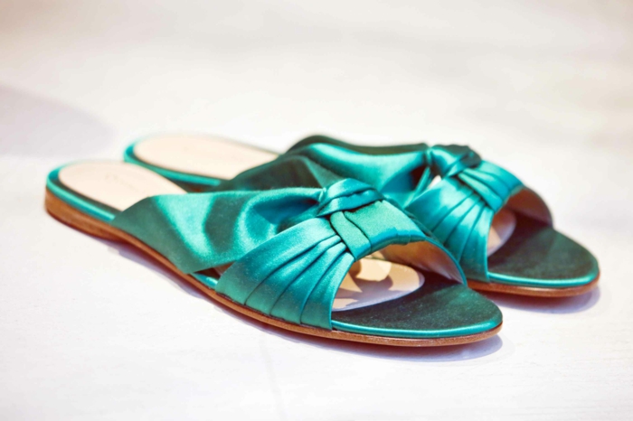  regalos originales para mujeres para soprender a tus amigas, chanclas elegantes de satén en color aguamarina 
