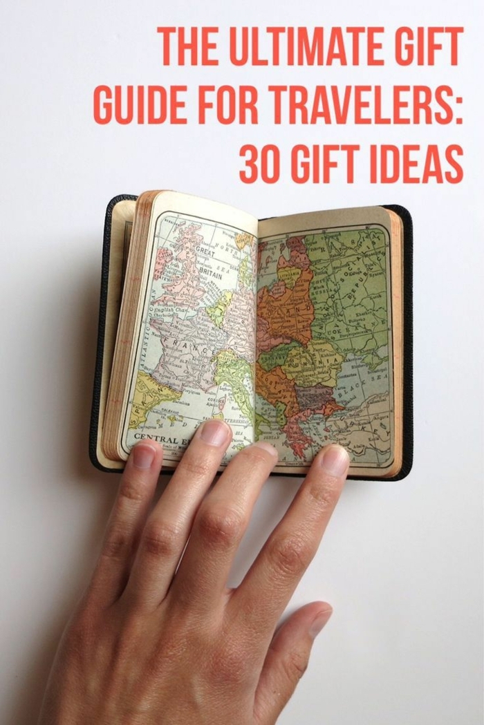 pequeño cuaderno con mapas para tomar notas de tus viajes, excelentes ideas de regalos para hermanas