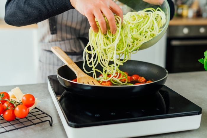 añadir los zoodles de calabacin en la sarten, ideas de recetas saludables paso a paso, como preparar espaguetis recetas