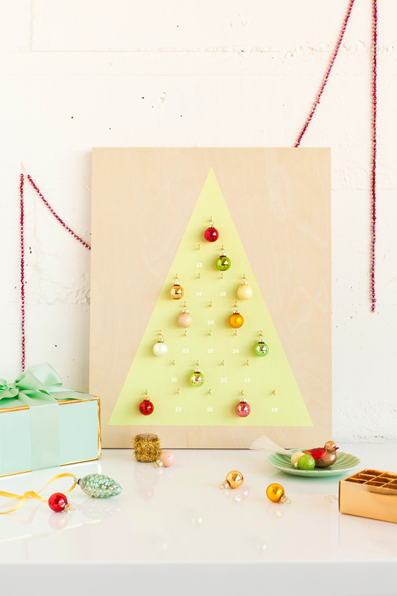 calendario de adviento personalizado con adornos navideños, fotos de manualidades para hacer en casa, manualdiades para decorar 