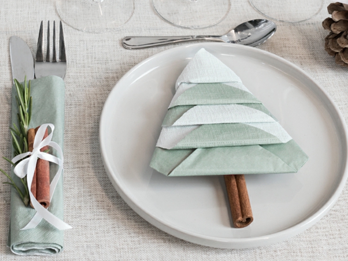 fantásticas ideas sobre como doblar servilletas navidad, árbol navideño hecho de una servilleta en color verde claro 