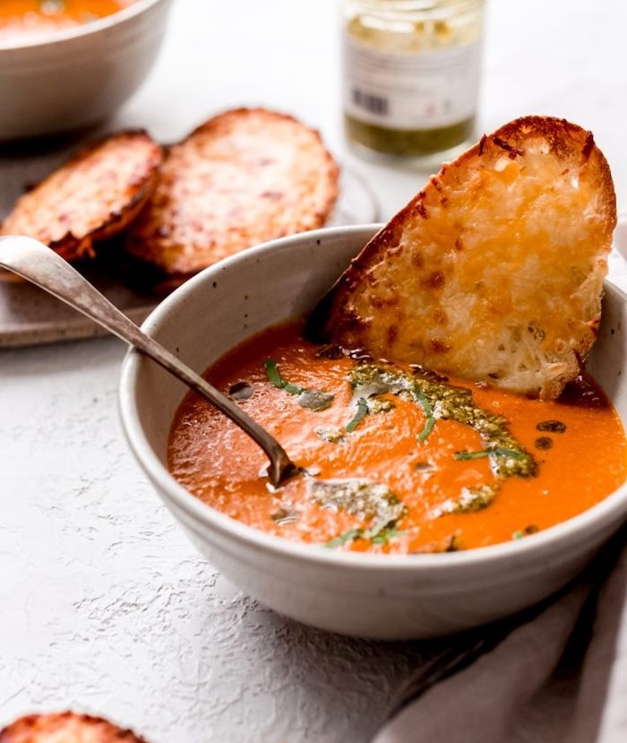sopa de tomate receta paso a paso, sopa casera con tomates y cebolla al horno y pesto casero, crema de tomates y pan rústico 