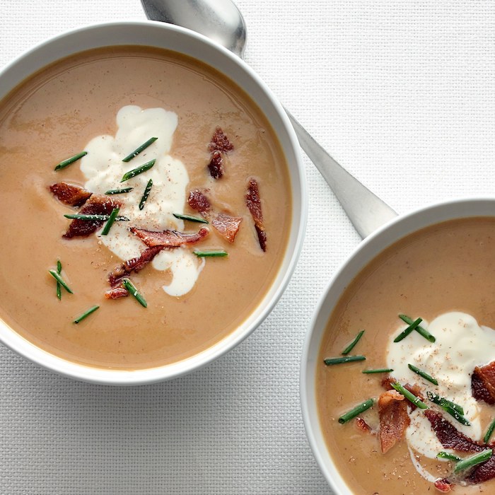 ideas de sopas originales, crema de castañas con nata fresca y tocino crujiente, sopa de tomate receta paso a paso en imágenes 