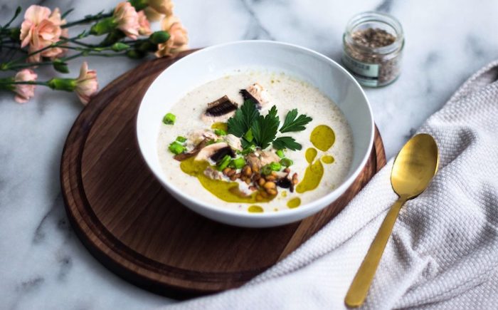 fantásticas ideas de sopas y aperitivos para hacer en invierno, sopa de setas con verduras, crema de champiñones receta en fotos 