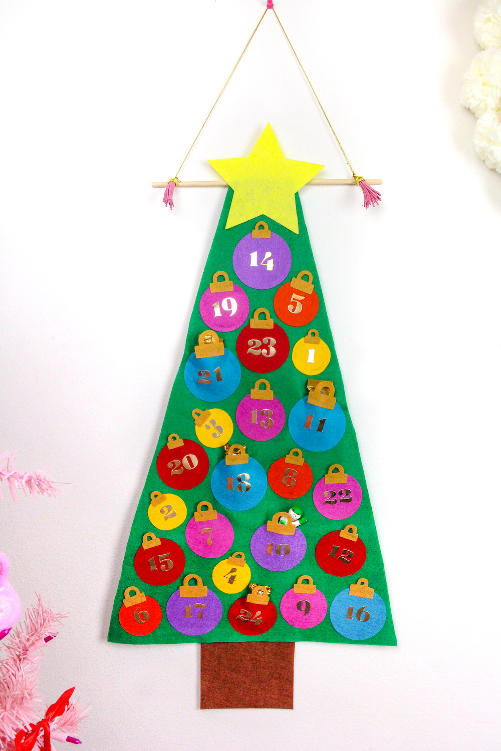 calendario de adviento chocolate, bonito calendario de adviento en forma de árbol navideño hecho de fieltro, ideas DIY en fotos 