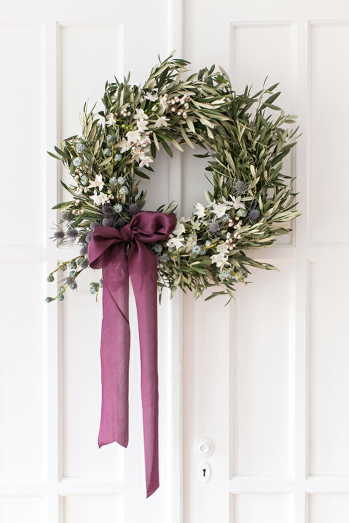 decoración bonitas y sencilla para tu puerta en navidad, puertas decoradas de navidad, preciosa corona de hojas de eucalipto 