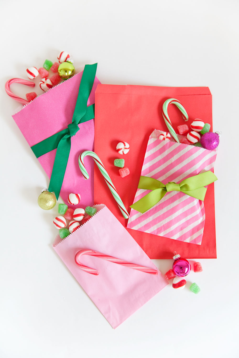 bolsas de papel reutilizadas llenas de caramelos y golosinas, ideas para regalar, fotos de manualidades originales 