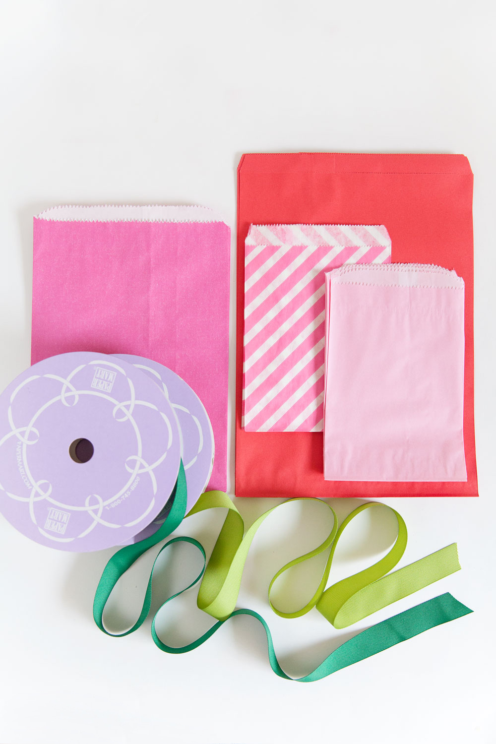 materiales necesarios para hacer manualidades con reciclaje, calendario navideño DIY hecho de bolsas de papel 