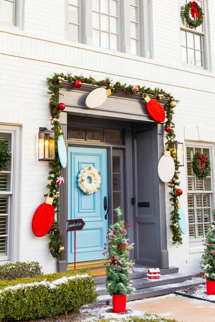 fantásticas ideas de puertas decoradas de navidad en bonitos colores, detalles navideños DIY para decorar la casa 