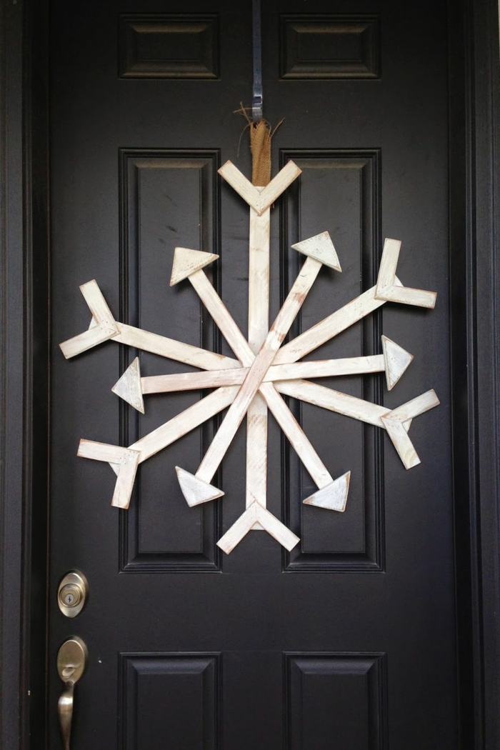como hacer un copo de nieve DIY para decorar la puerta en Navidad, decoracion de navidad original y fácil de hacer 