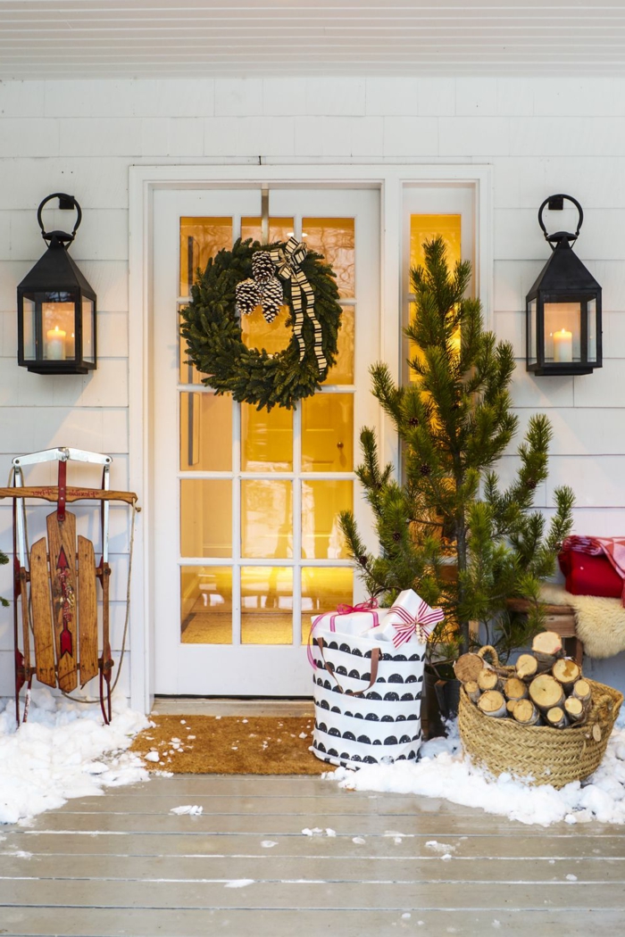 porche decorado para Navidad de manera super acogedora, geniales ideas de decoracion de navidad para la puerta 