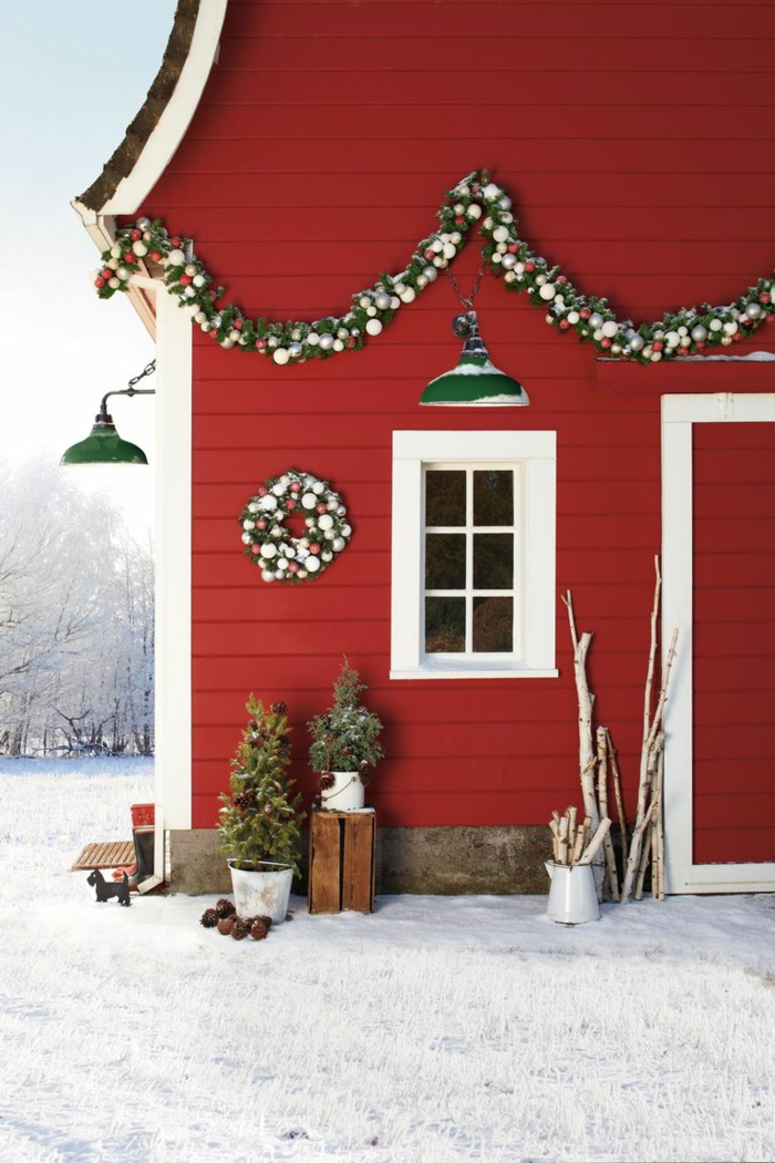 fantásticas ideas sobre como decorar la fachada de tu casa en navidad, guirnaldas decorativas con adornos navideños bonitos 