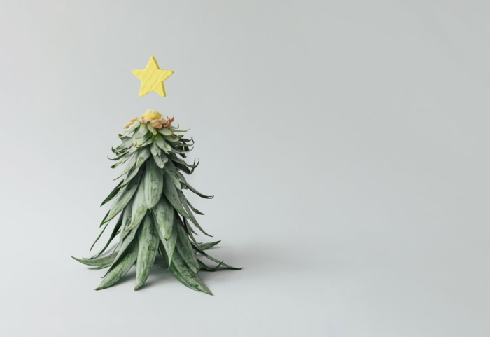 piña decorada con estrella, piña en la forma de arbol, ideas de decoracion casera con materiales reciclados, fotos de decoracion 