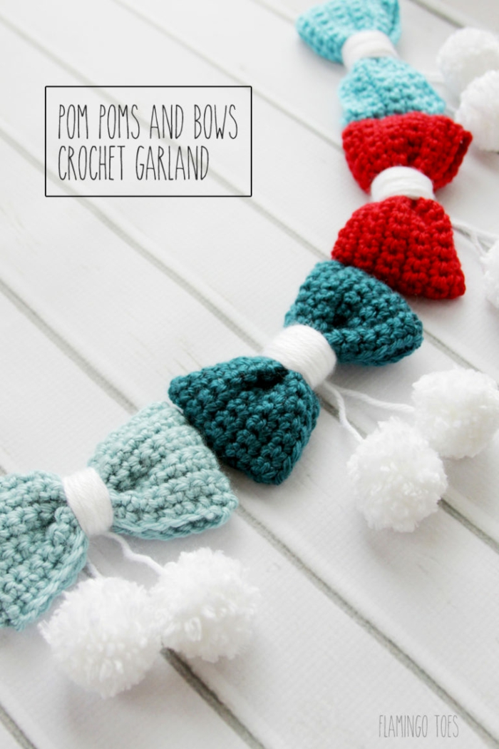 guirnaldas decorativas hechas a mano, guirnalda con moños a crochet y pompones blancos, ideas de manualidades navideñas