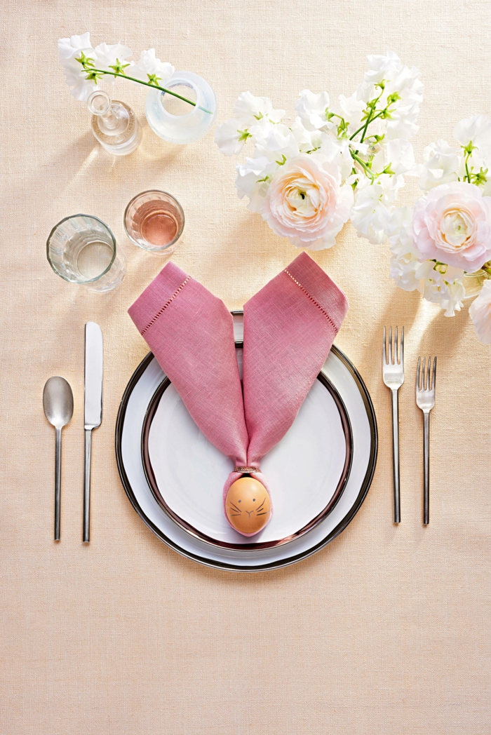 mesa decorada con mucho encanto para una comida de Pascua, servilletas decoradas de una manera encantadora 