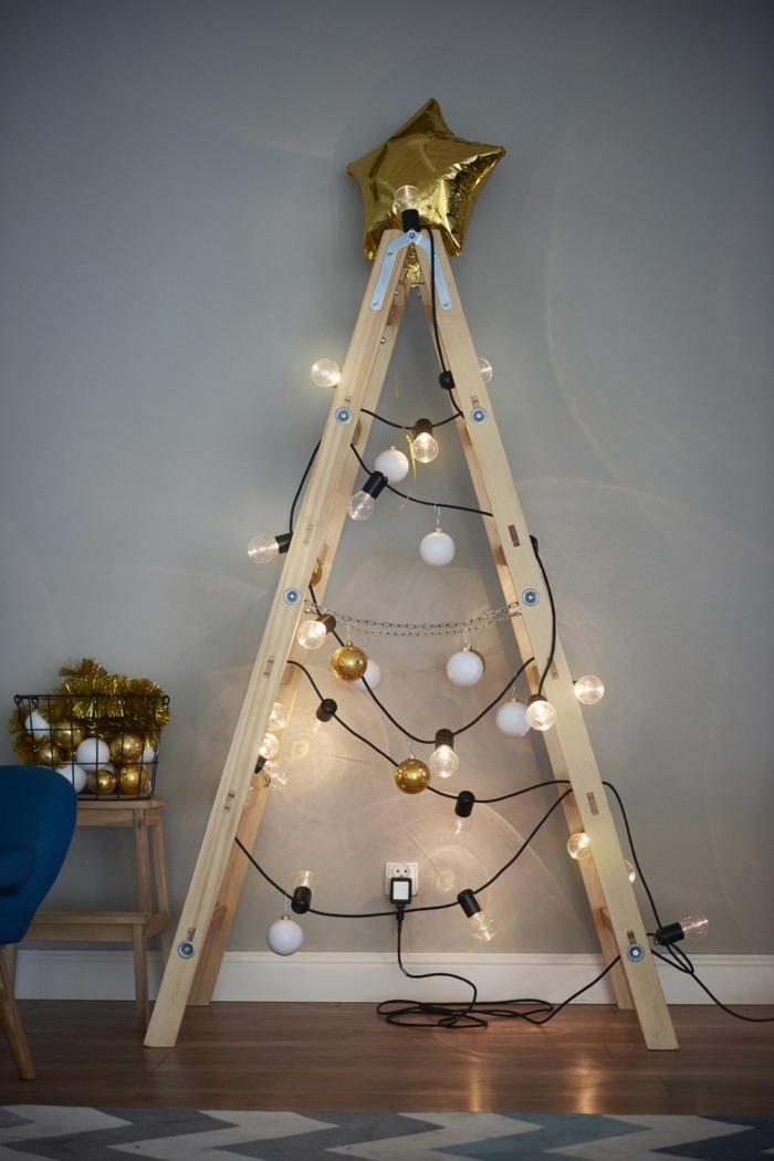 escalera de madera decorada con bombillas y adornos en dorado, decoración con globo en forma de estrella, decoración en estilo rústico