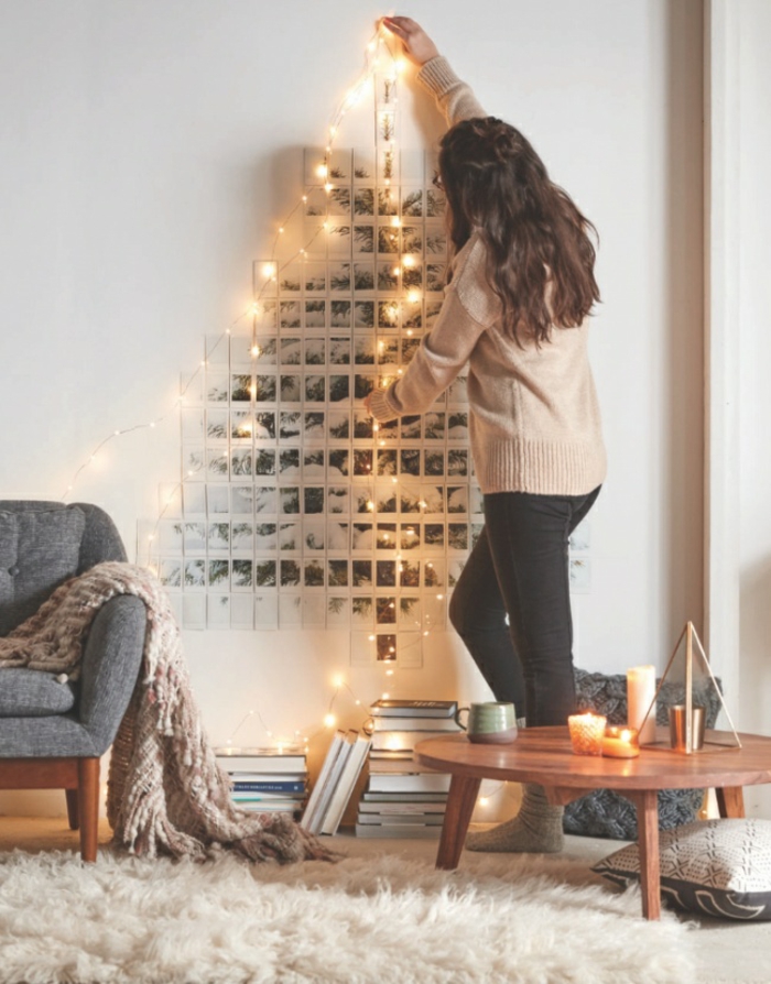 ideas de calendarios de adviento y decoración casera para Navidad, árbol navideño de fotos pegadas a la pared 