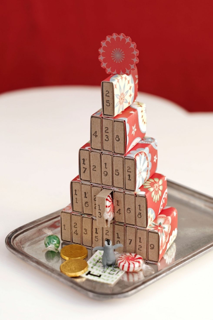 pequeño árbol navideño hecho de cajitas de arcilla, cajas pequeñas para guardar tratos navideños, ideas de manualidades 