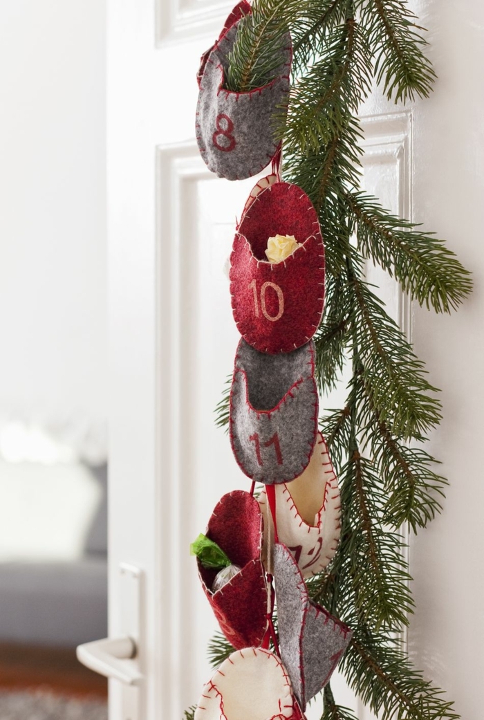 detalles para decorar la casa, puertas decoradas navideñas, ideas creativas sobre cómo decorar el salón en Navidad 