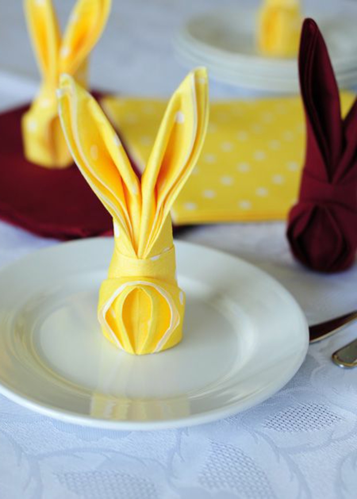 decoración casera para pascua, servilletas de tela dobladas en forma de un conejo, como doblar servilletas elegantes