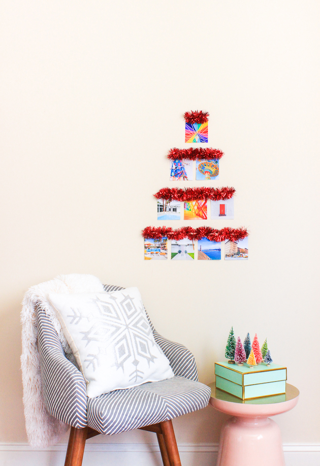 fotos de arboles de navidad originales y ecológicos, decoración navideña con fotos y guirnalda decorativa, ideas para decorar la casa 