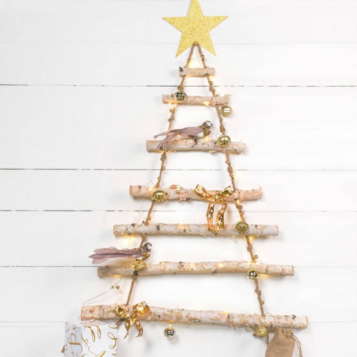 decoración navideña con vigas de madera, adornos en color dorado, ideas para decorar la casa en Navidad con materiales naturales