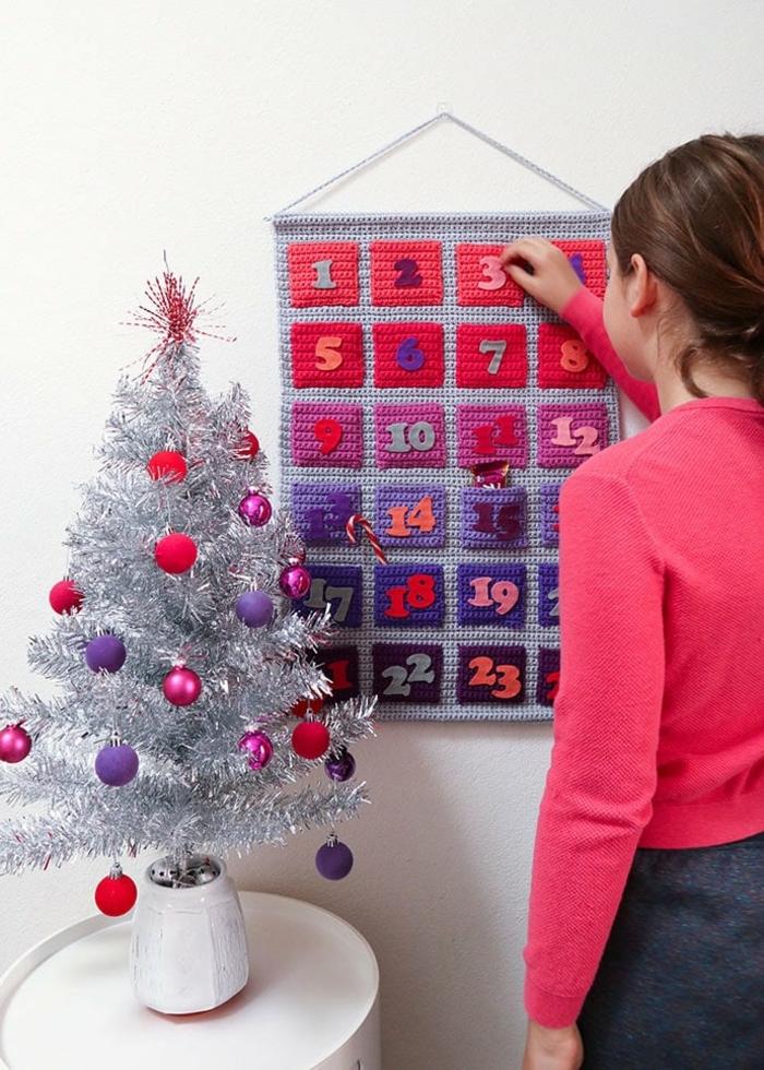 decoración navideña en colores vibrantes, calendario de crochet original, ideas de decoración navideña DIY paso a paso 