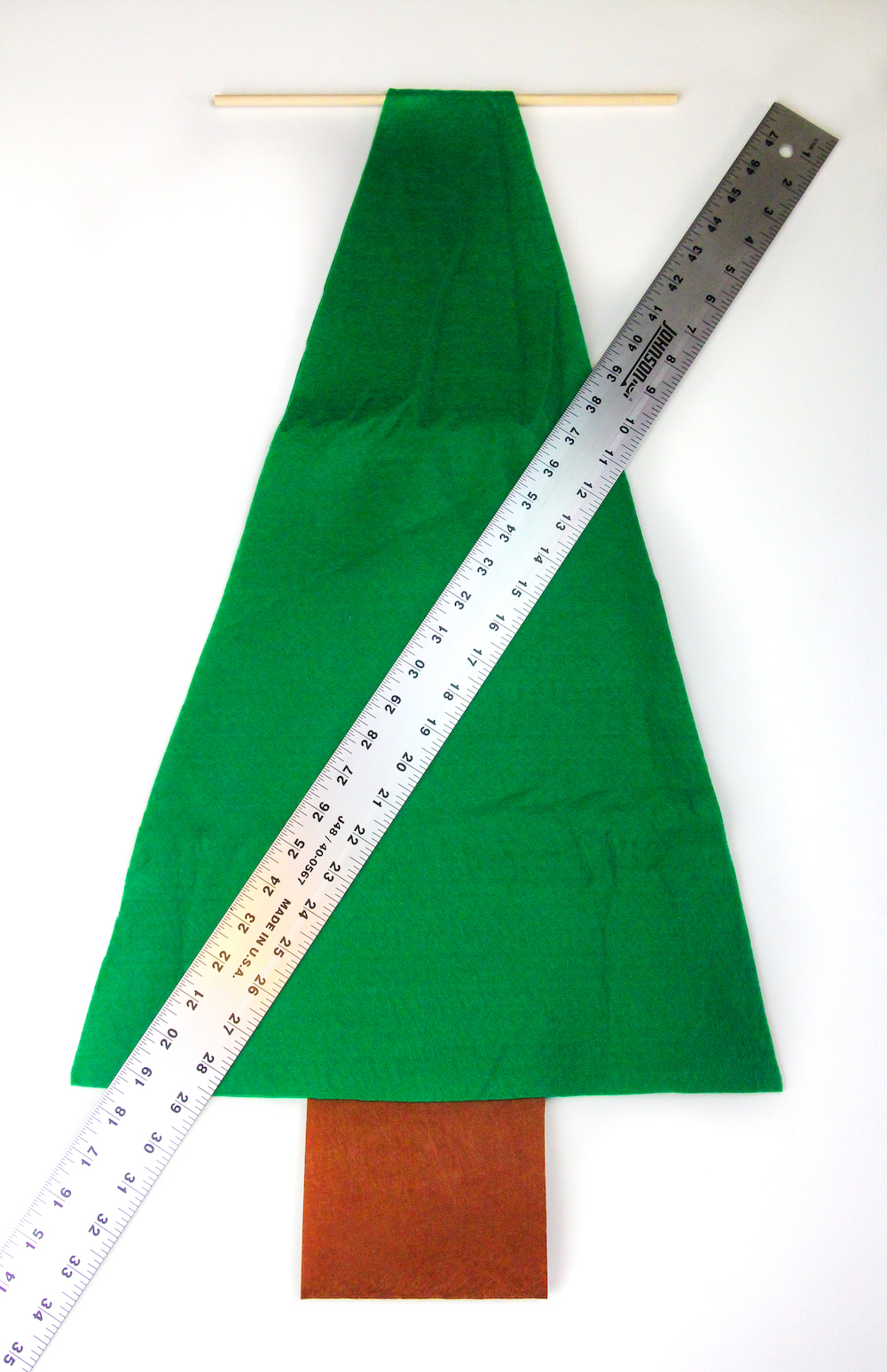 como hacer un árbol navideño de fieltro paso a paso, manualidades navideñas para decorar la casa, calendario de adviento chocolate