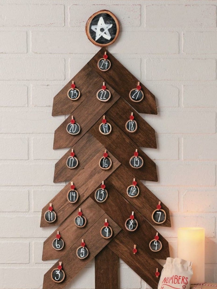 árbol navideño de madera con pequeños adornos navideños con números para contar los días hasta navidad, fotos con ideas de decoración DIY 