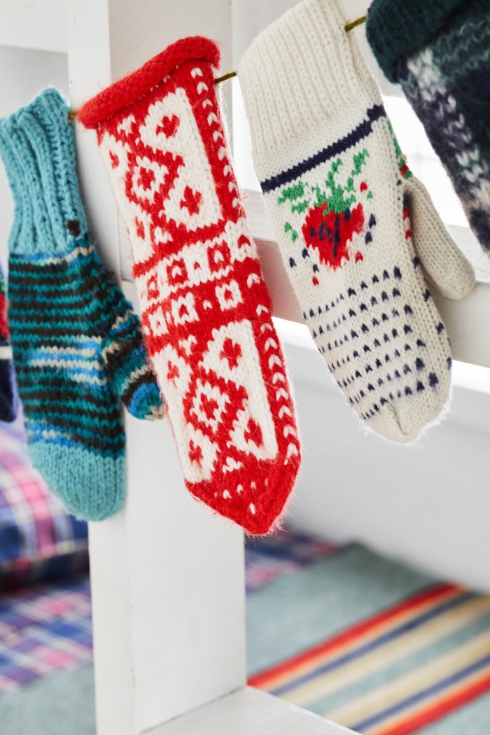 geniales ideas sobre como decorar la habitacion, guirnalda de guantes coloridas de lana, decoracion navideña para puertas