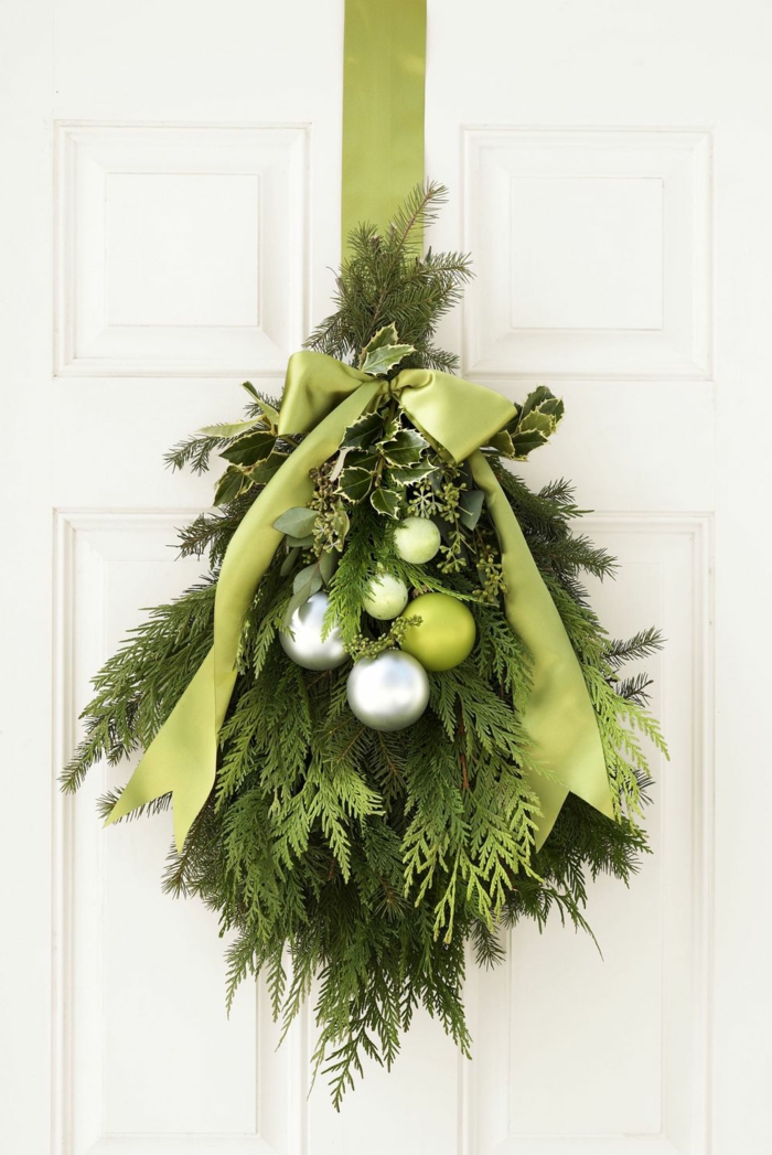 fantásticas ideas sobre como decorar la casa en navidad, adorno navideño en color verde con cinta verde y bolas relucientes 