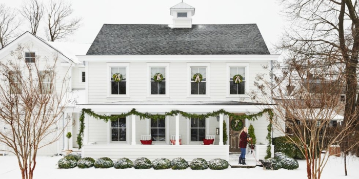 decoracion navideña para puertas, casa decorada con coronas navideñas y guirnaldas verdes, fotos de casas decoradas 