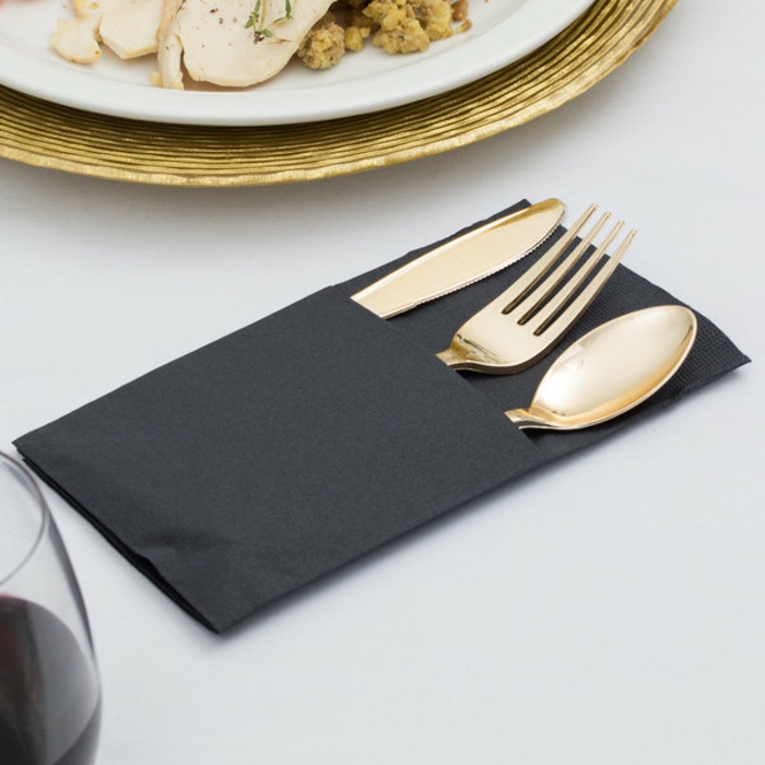 ejemplos de como doblar servilletas elegantes, servilletas dobladas de manera minimalista, mesa decorada en blanco, negro y dorado 