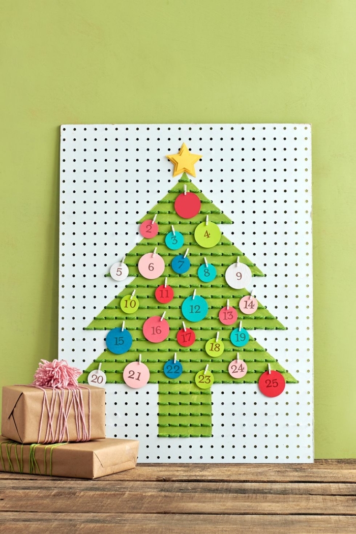 excelentes ideas sobre como hacer calendario de adviento casero con fines decorativas, decoración salón para Navidad 