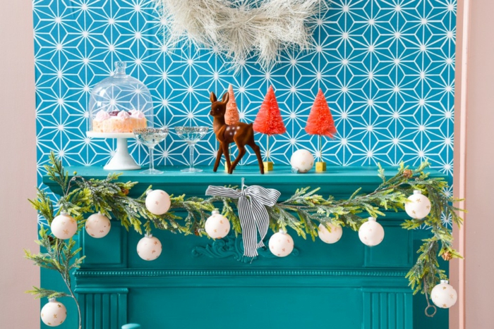 bonitas ideas de decoracion navideña DIY, chimenea de leña adornada con preciosa guirnalda verde con bolas pintadas a mano