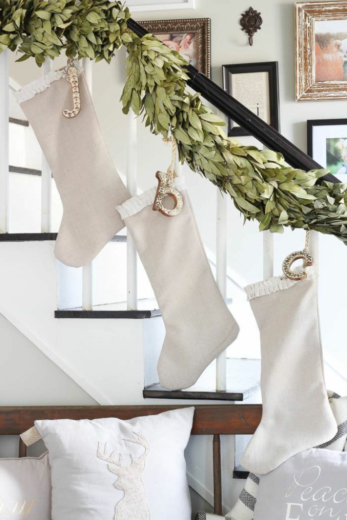 decoracion navideña para puertas y escaleras, bonita guirnalda DIY con hojas de eucalipto verdes y botines en beige 