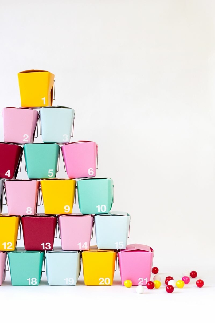 calendario de adviento casero con cajas de cartón en colores vibrantes, las propuestas más fáciles de adornos navideños 