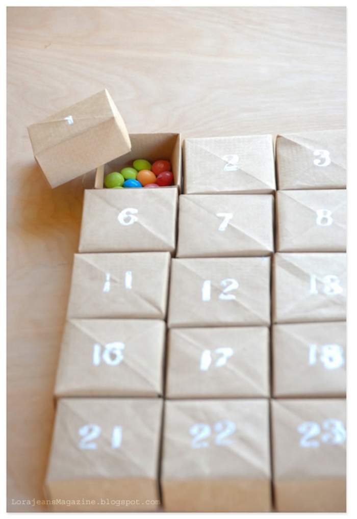 cajas con números para los días del mes llenos de caramelos m&m, ideas de regalos caseros para navidad, regalos amigo invisible