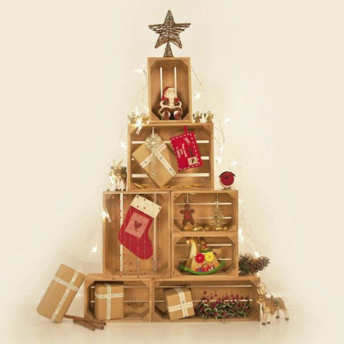 arbol de navidad de madera, árbol de Navidad hecho de cajas de fruta de madera, ideas de decoración para Navidad en estilo rústico 